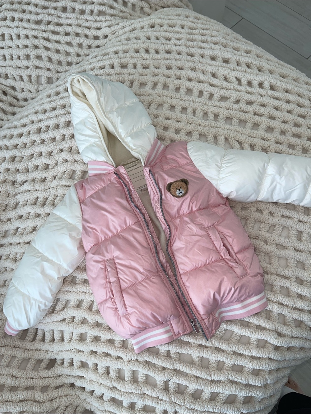 🌸☁️Kids Pink and Cream Hooded Puffer Jacket with Bear Patch-Brand new!🌸☁️